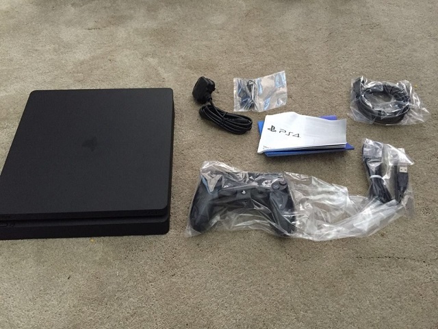 PS4 Slim unboxed